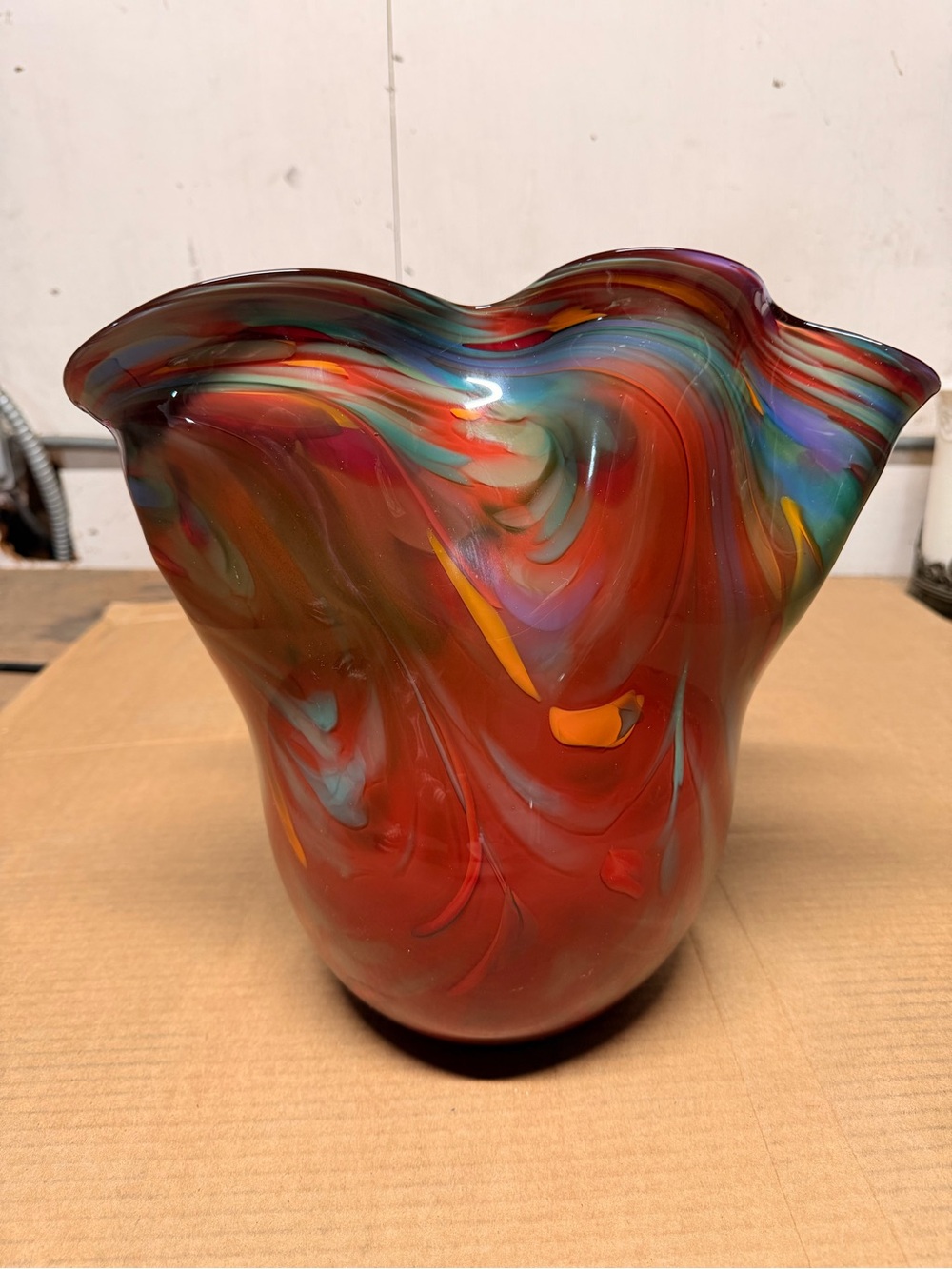 Huge 15” signed The Glass Hive Oregon Hand Blown Ruffled Ribbon Art Glass Bowl - Picture 3 of 16